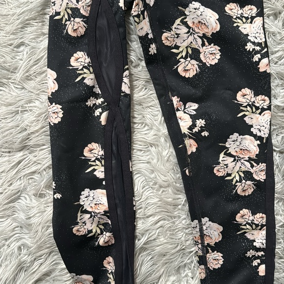 Beautiful FP Movement activewear set with floral print - Picture 5 of 8